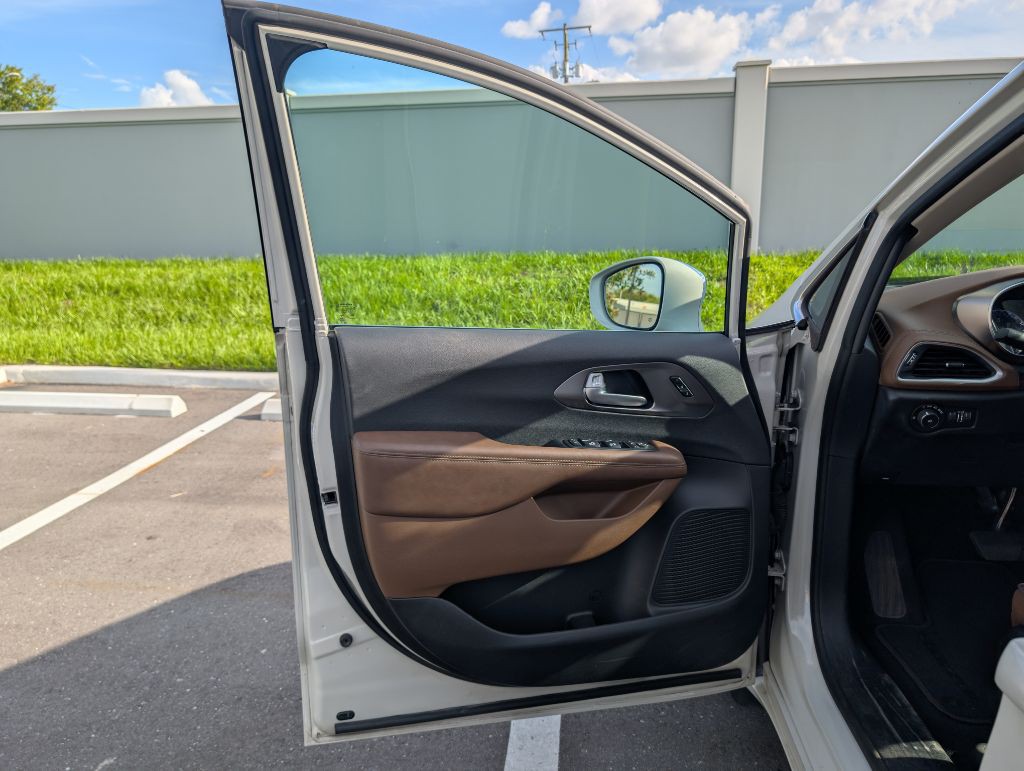 2017 Chrysler Pacifica Image 17