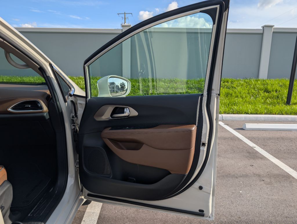 2017 Chrysler Pacifica Image 28