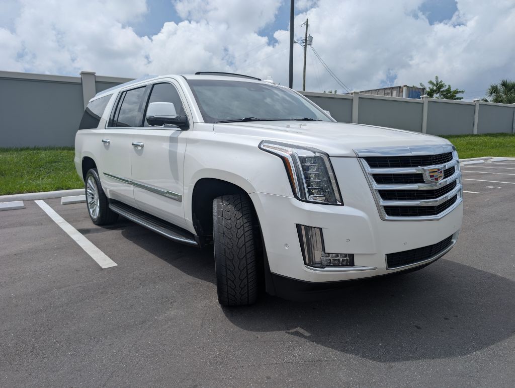2017 Cadillac Escalade Image 2