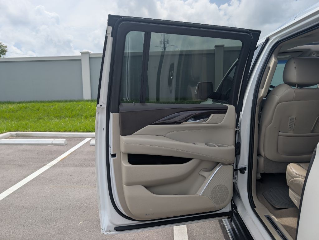 2017 Cadillac Escalade Image 16