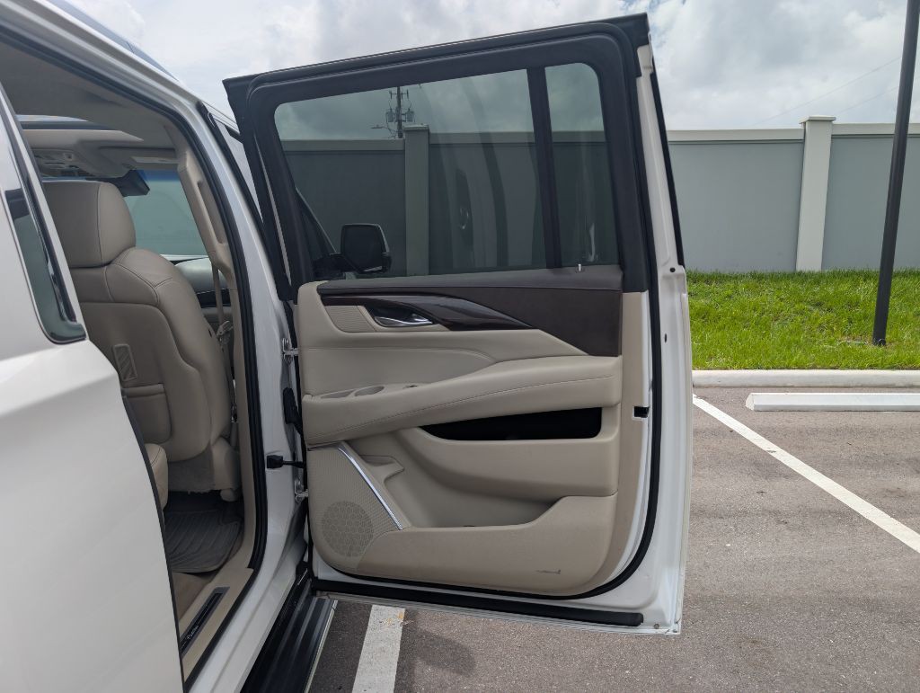 2017 Cadillac Escalade Image 22