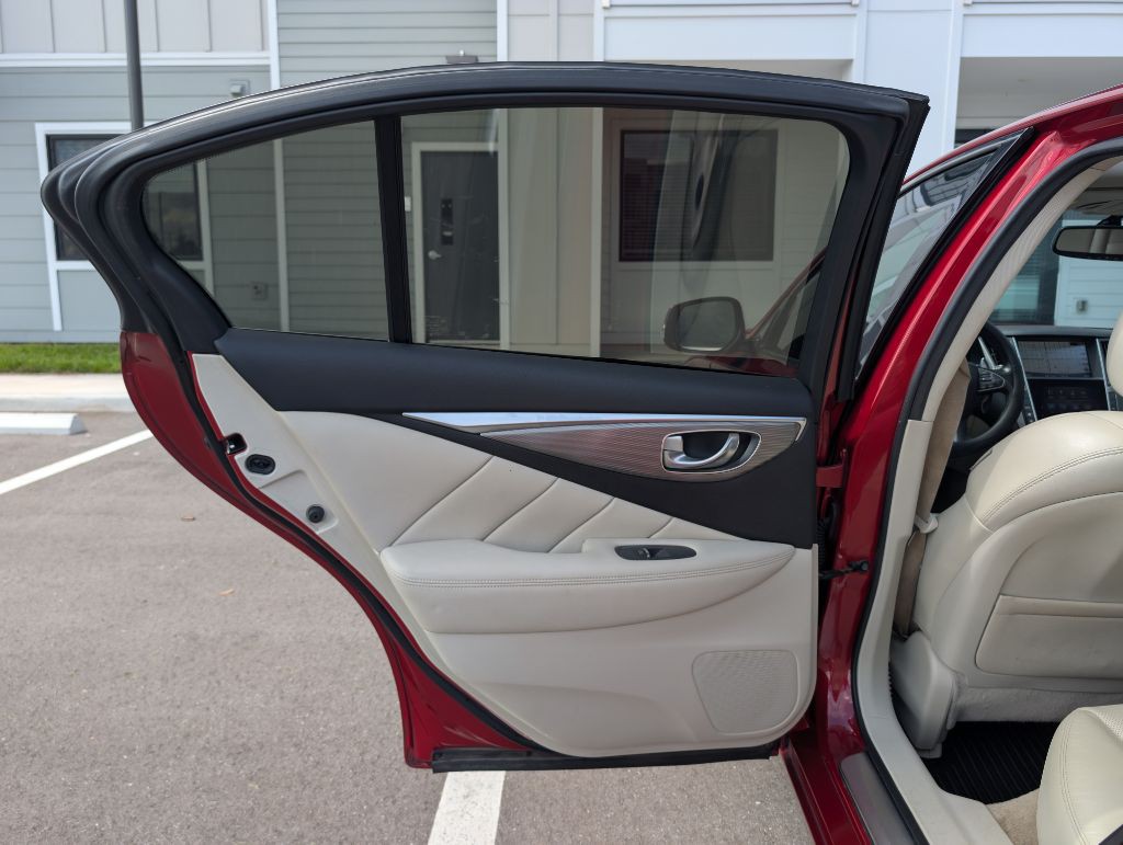 2015 INFINITI Q50 Image 17