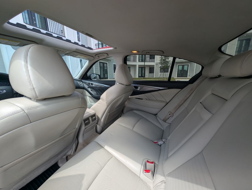 2015 INFINITI Q50 Image 18