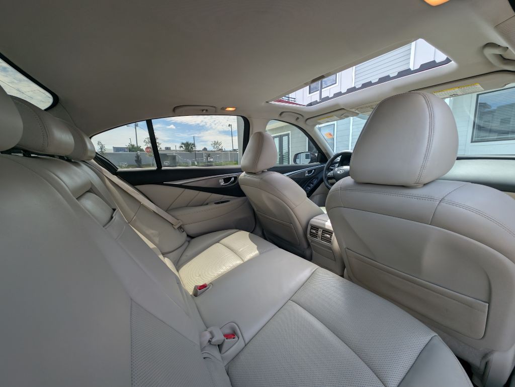 2015 INFINITI Q50 Image 21