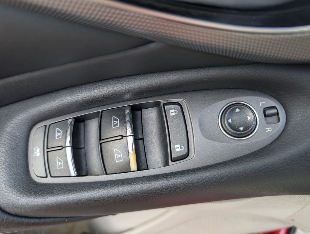 2015 INFINITI Q50 Image 28