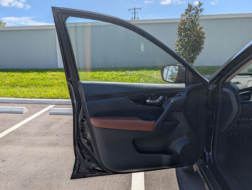 2018 Nissan Rogue Image 16