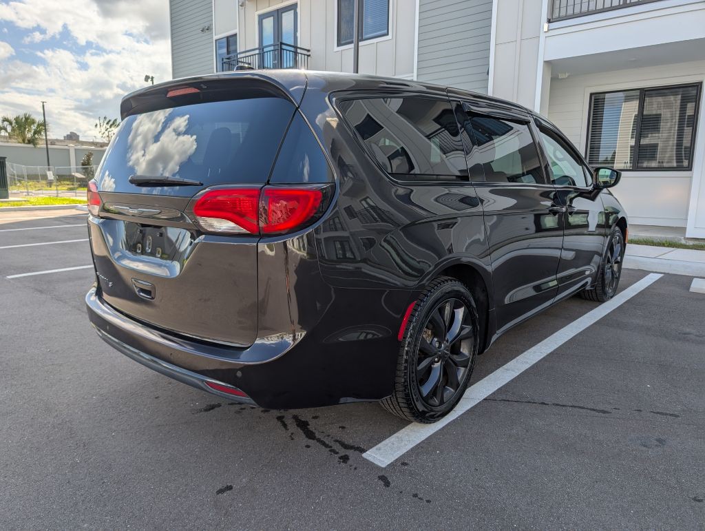 2018 Chrysler Pacifica Image 8