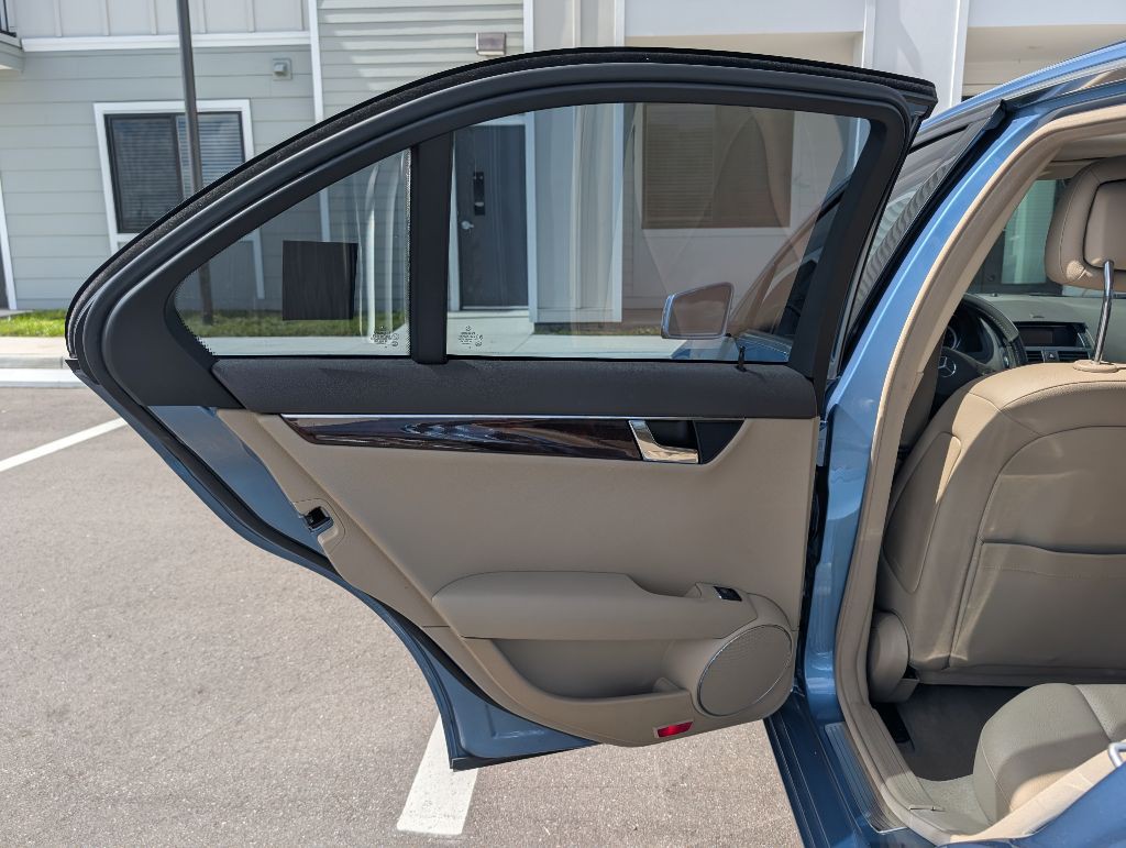 2010 Mercedes-Benz C-Class Image 17