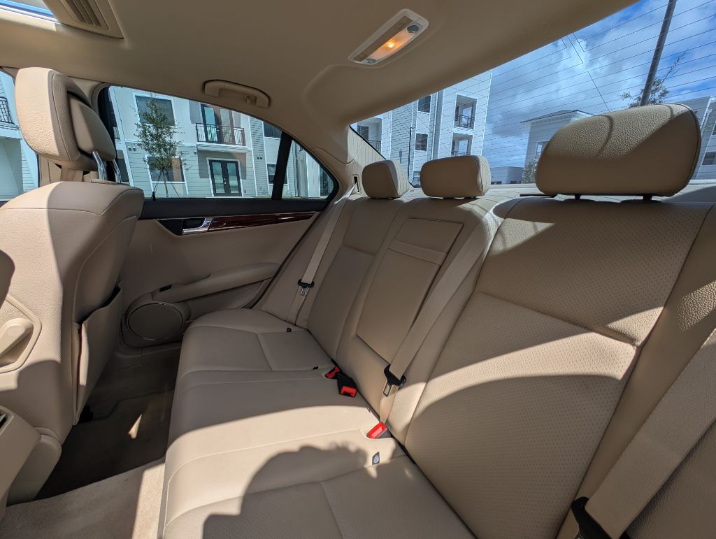 2010 Mercedes-Benz C-Class Image 18