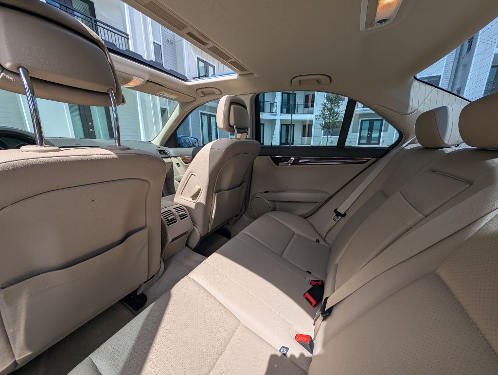 2010 Mercedes-Benz C-Class Image 19