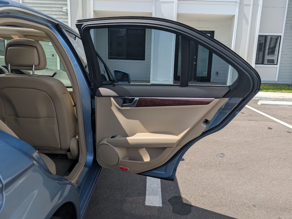 2010 Mercedes-Benz C-Class Image 20