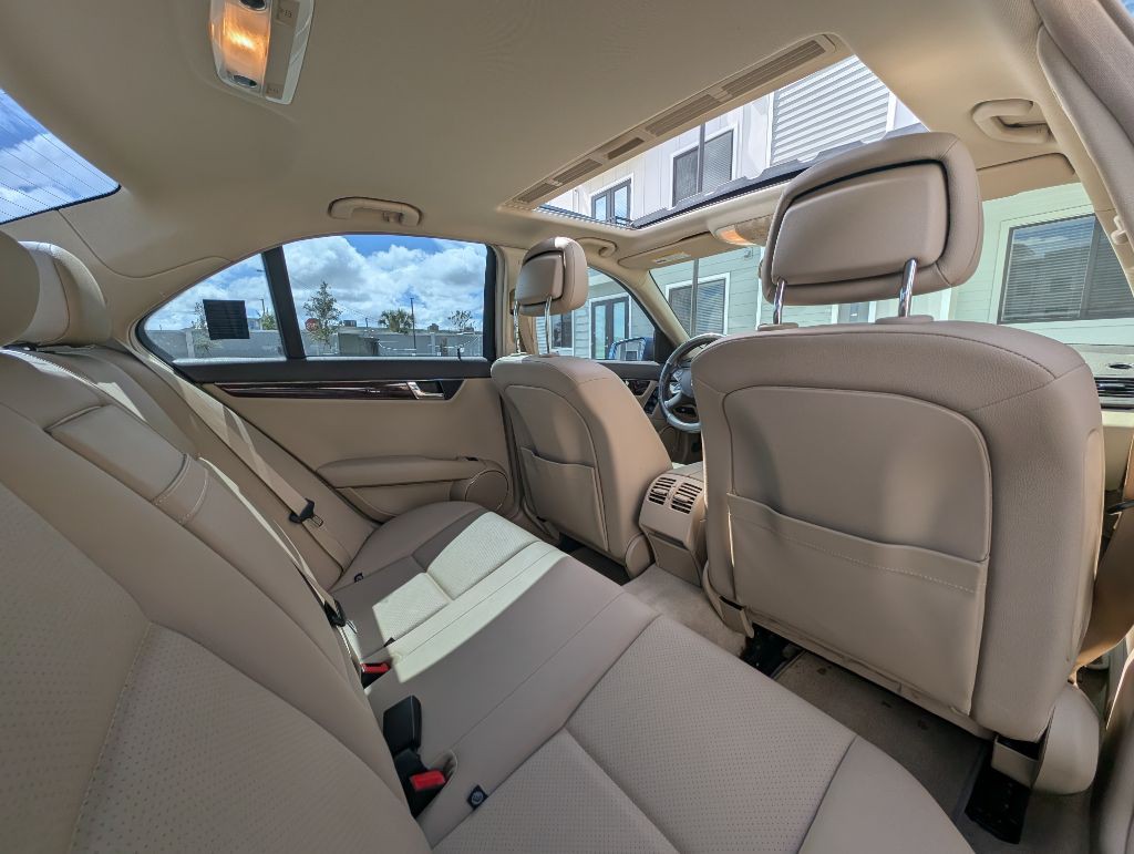 2010 Mercedes-Benz C-Class Image 21