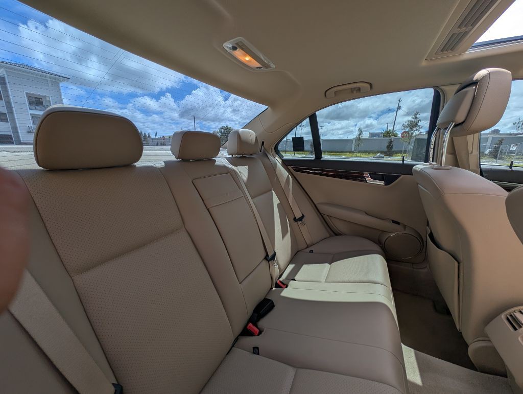 2010 Mercedes-Benz C-Class Image 22
