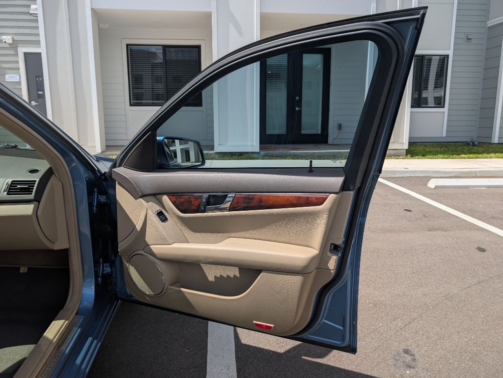 2010 Mercedes-Benz C-Class Image 23