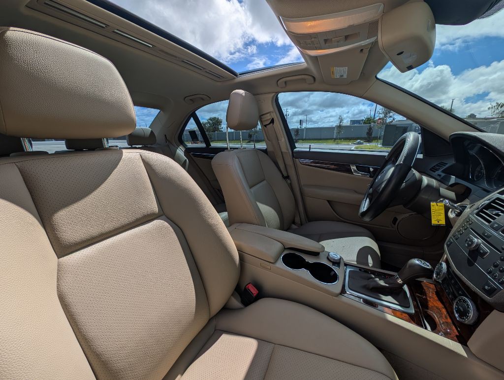 2010 Mercedes-Benz C-Class Image 24