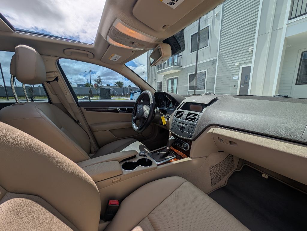 2010 Mercedes-Benz C-Class Image 25