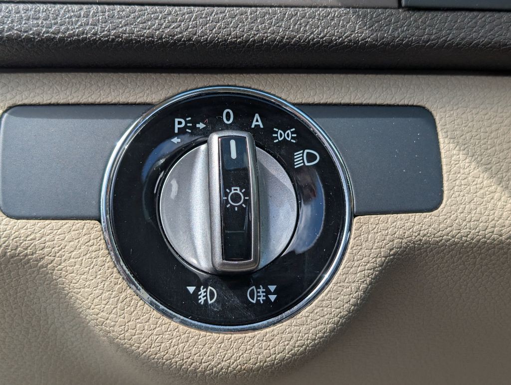 2010 Mercedes-Benz C-Class Image 30