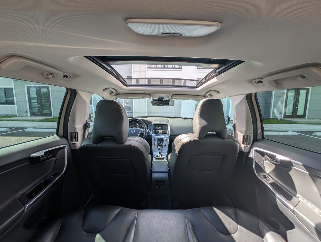 2017 Volvo XC60 Image 16