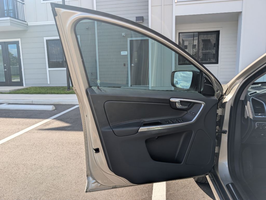 2017 Volvo XC60 Image 17