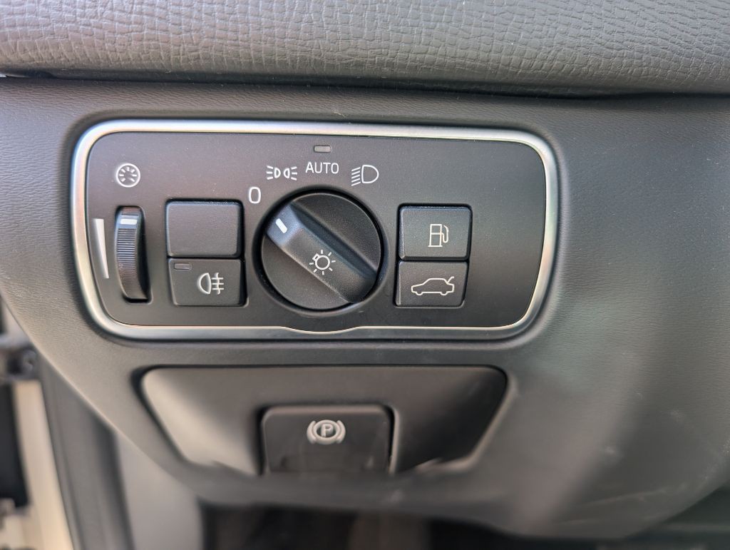 2017 Volvo XC60 Image 32