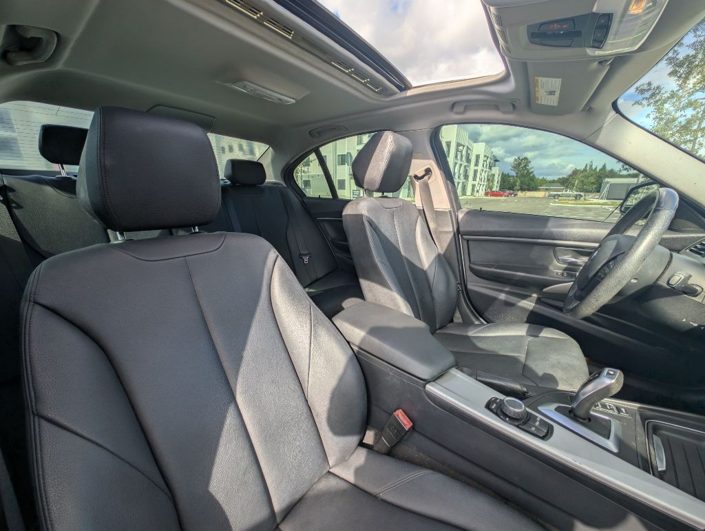 2012 BMW 3 Series Image 17