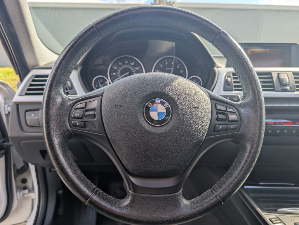 2012 BMW 3 Series Image 24