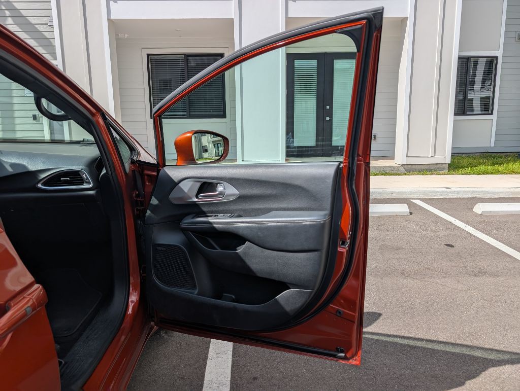 2018 Chrysler Pacifica Image 30