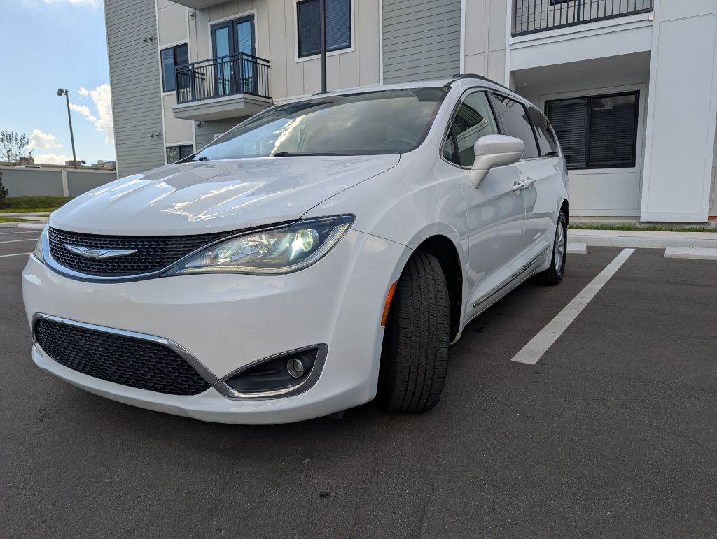 2017 Chrysler Pacifica Image 1