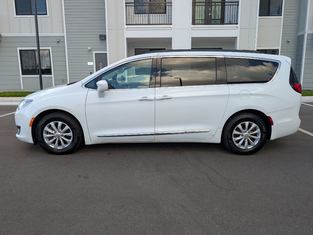 2017 Chrysler Pacifica Image 5