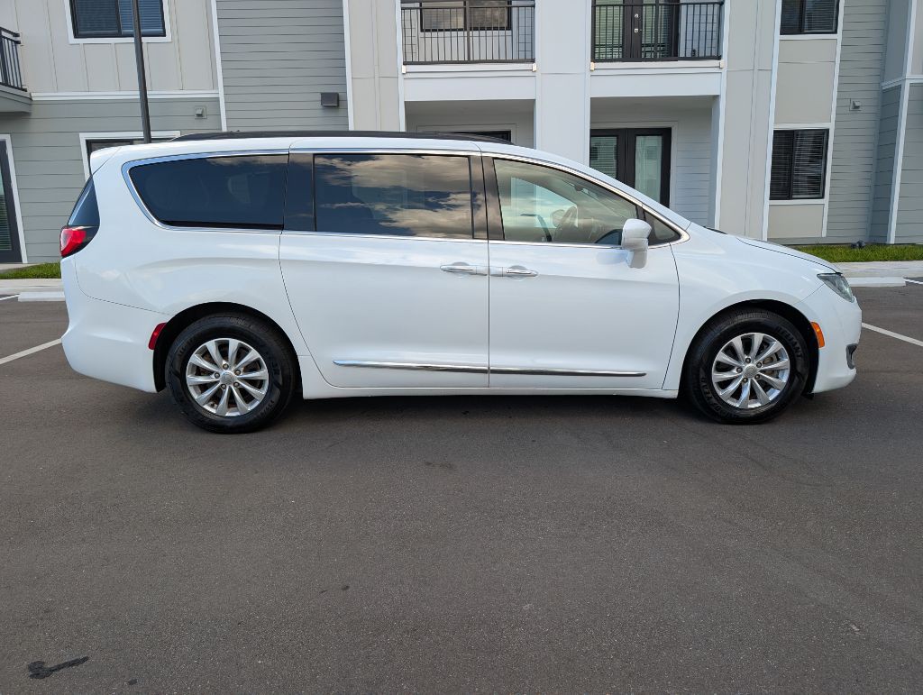 2017 Chrysler Pacifica Image 6