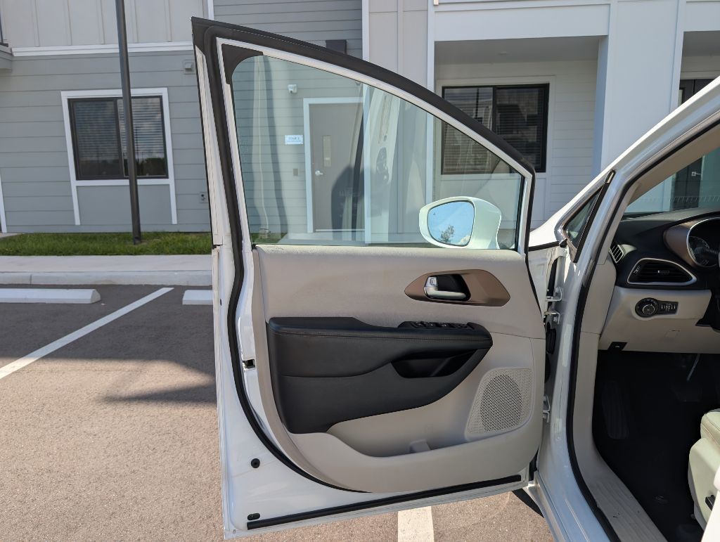 2017 Chrysler Pacifica Image 15