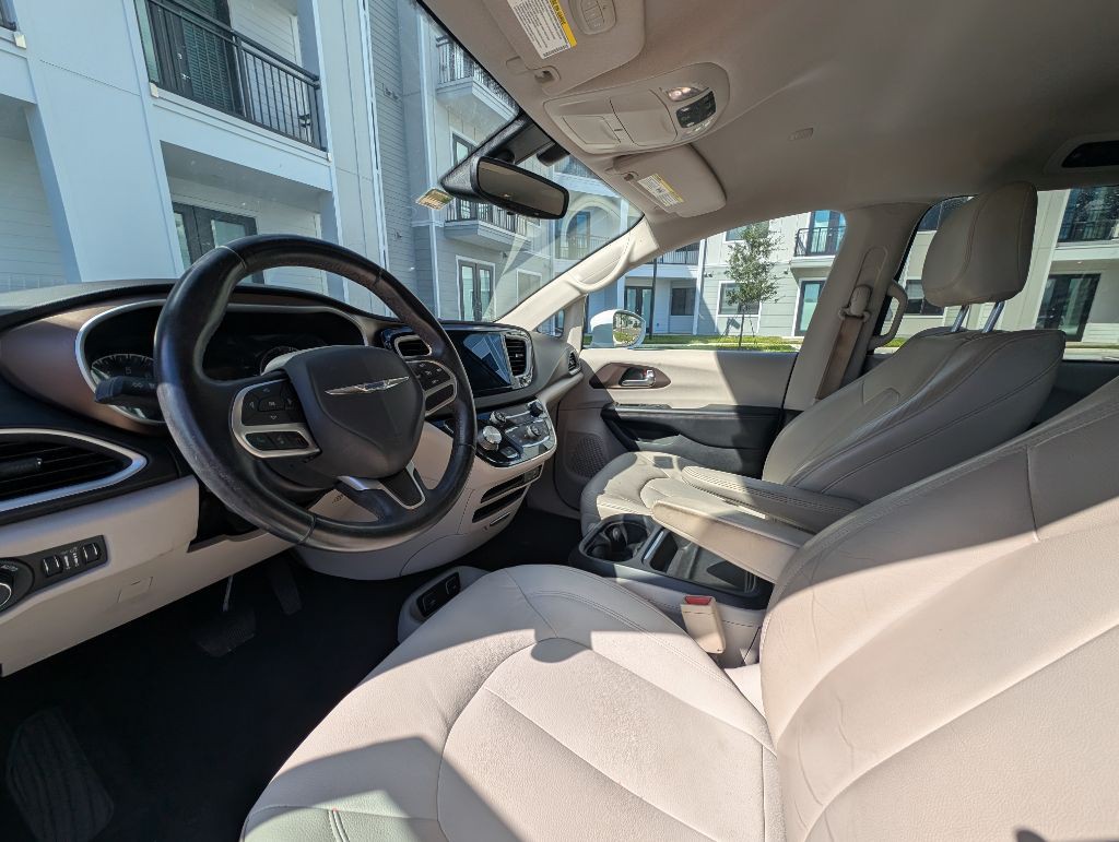 2017 Chrysler Pacifica Image 16