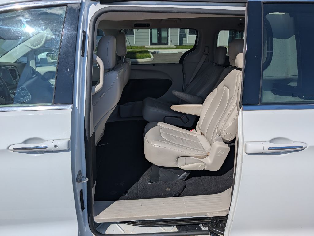 2017 Chrysler Pacifica Image 18