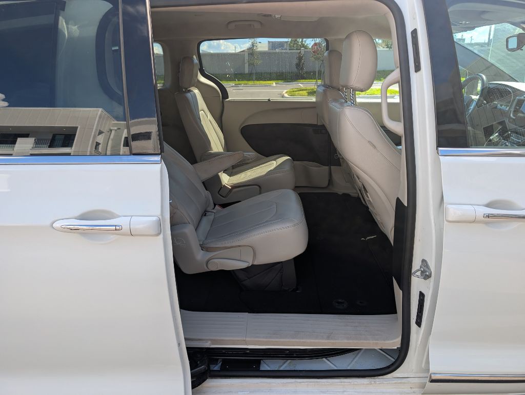 2017 Chrysler Pacifica Image 23