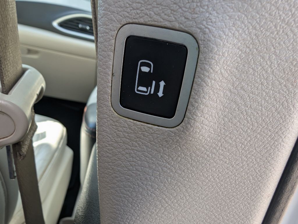 2017 Chrysler Pacifica Image 26
