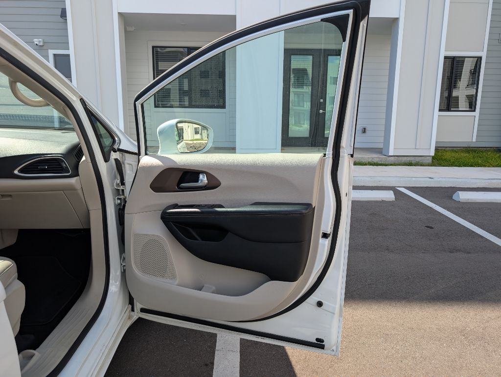 2017 Chrysler Pacifica Image 27