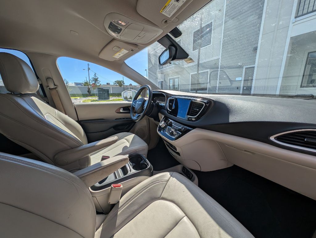 2017 Chrysler Pacifica Image 28