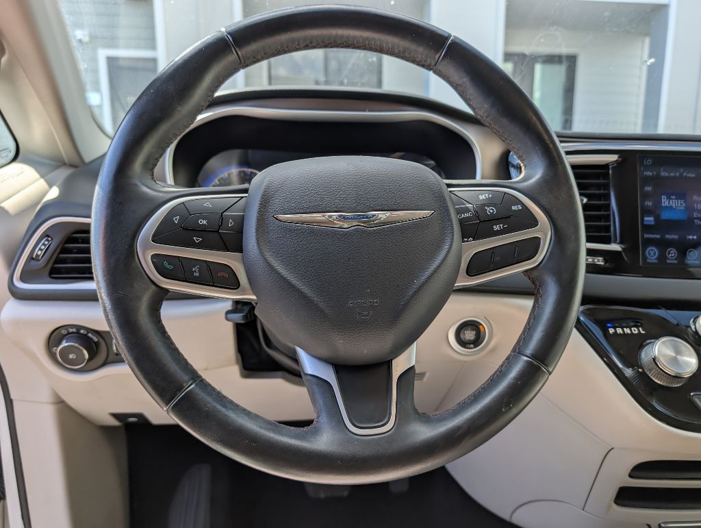 2017 Chrysler Pacifica Image 35