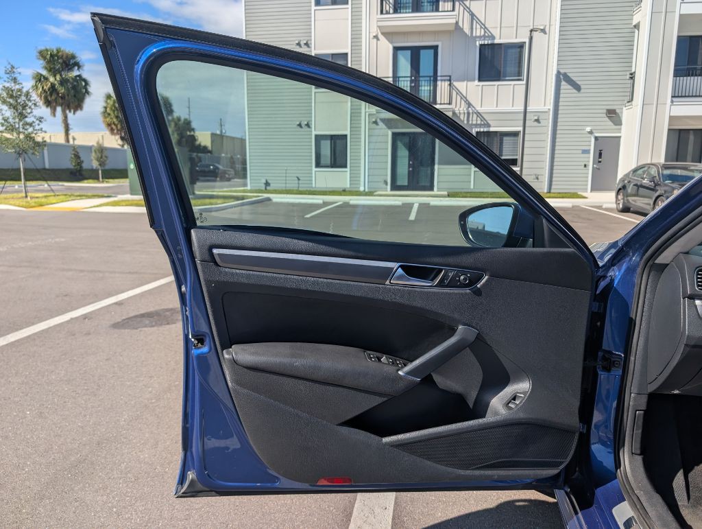 2017 Volkswagen Passat Image 14