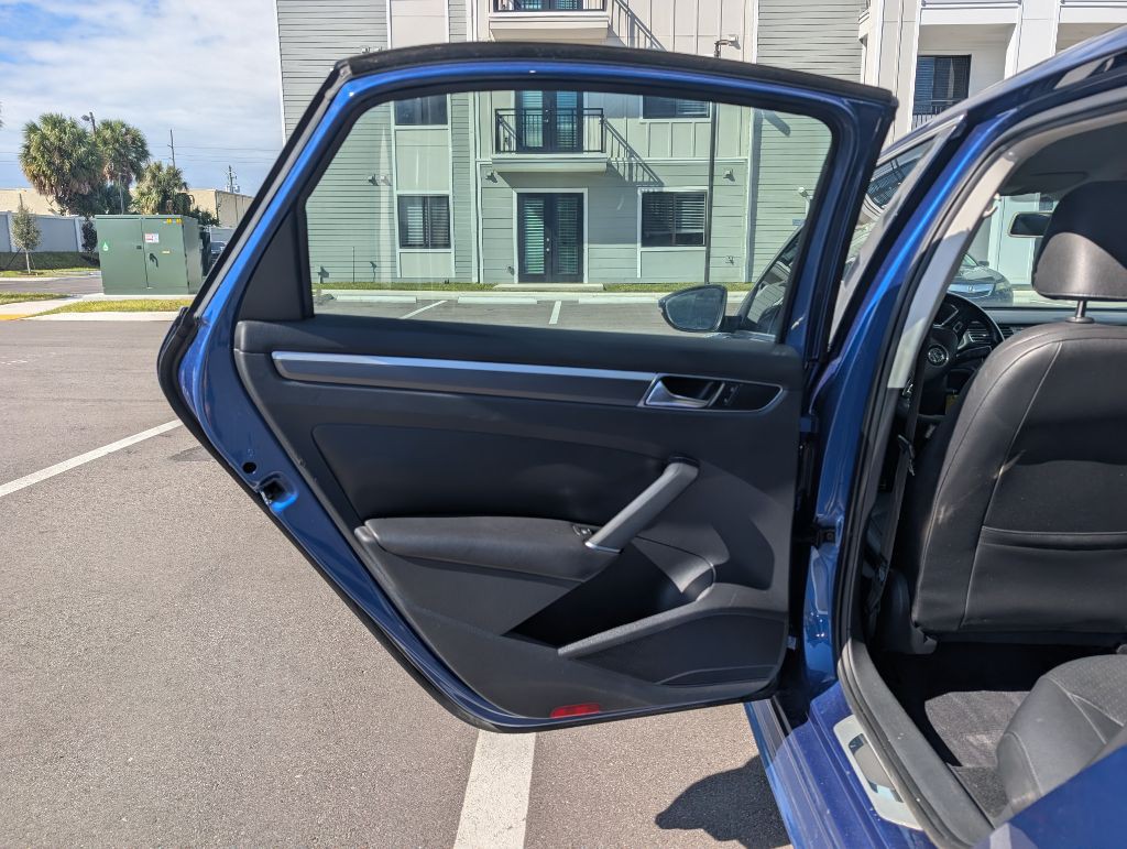 2017 Volkswagen Passat Image 17