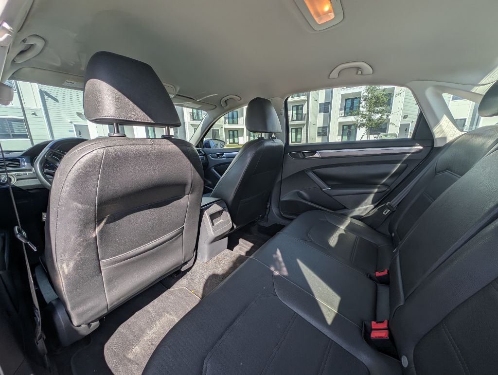 2017 Volkswagen Passat Image 18
