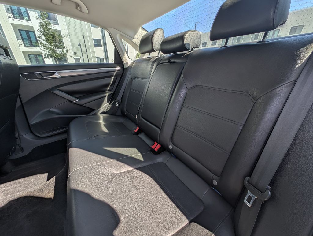 2017 Volkswagen Passat Image 19