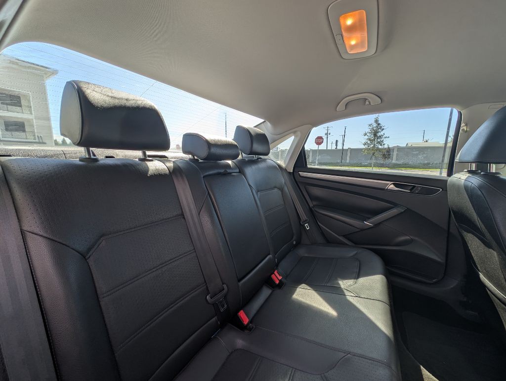 2017 Volkswagen Passat Image 22