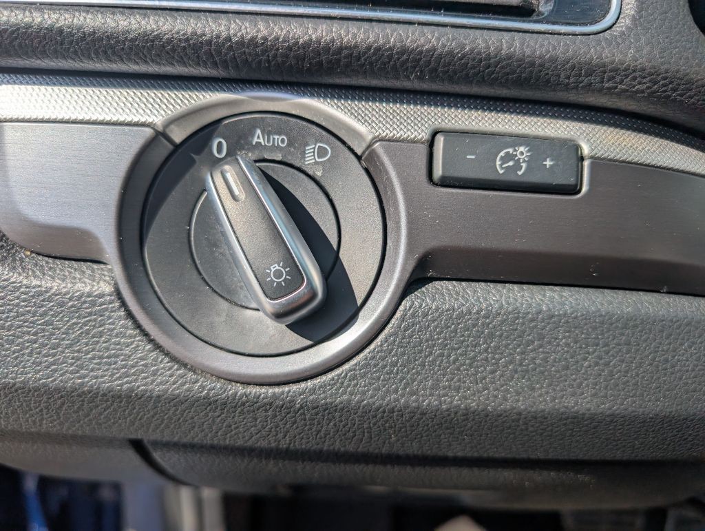 2017 Volkswagen Passat Image 30