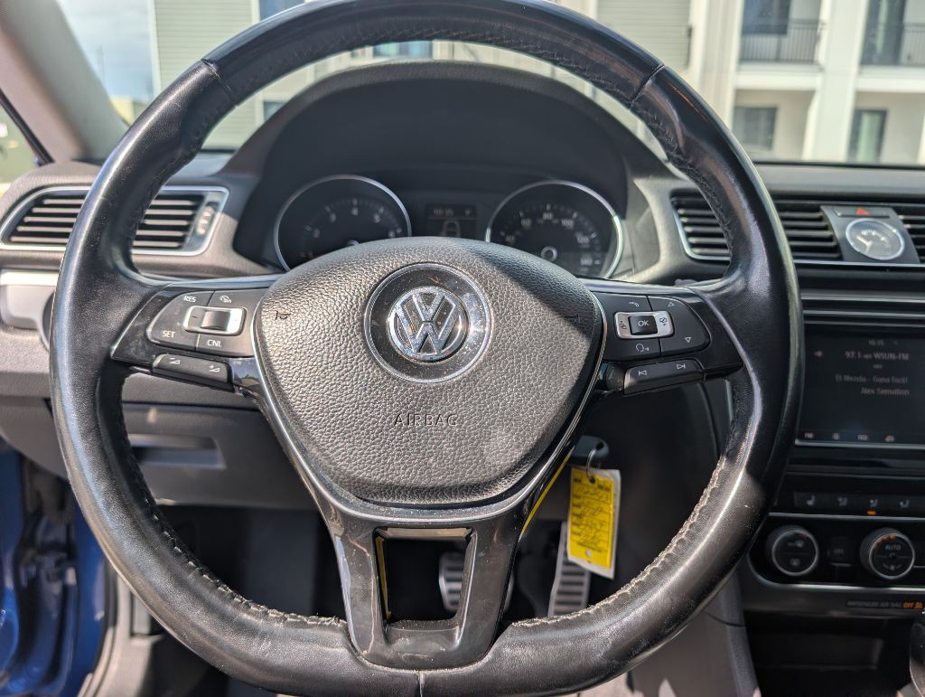 2017 Volkswagen Passat Image 31