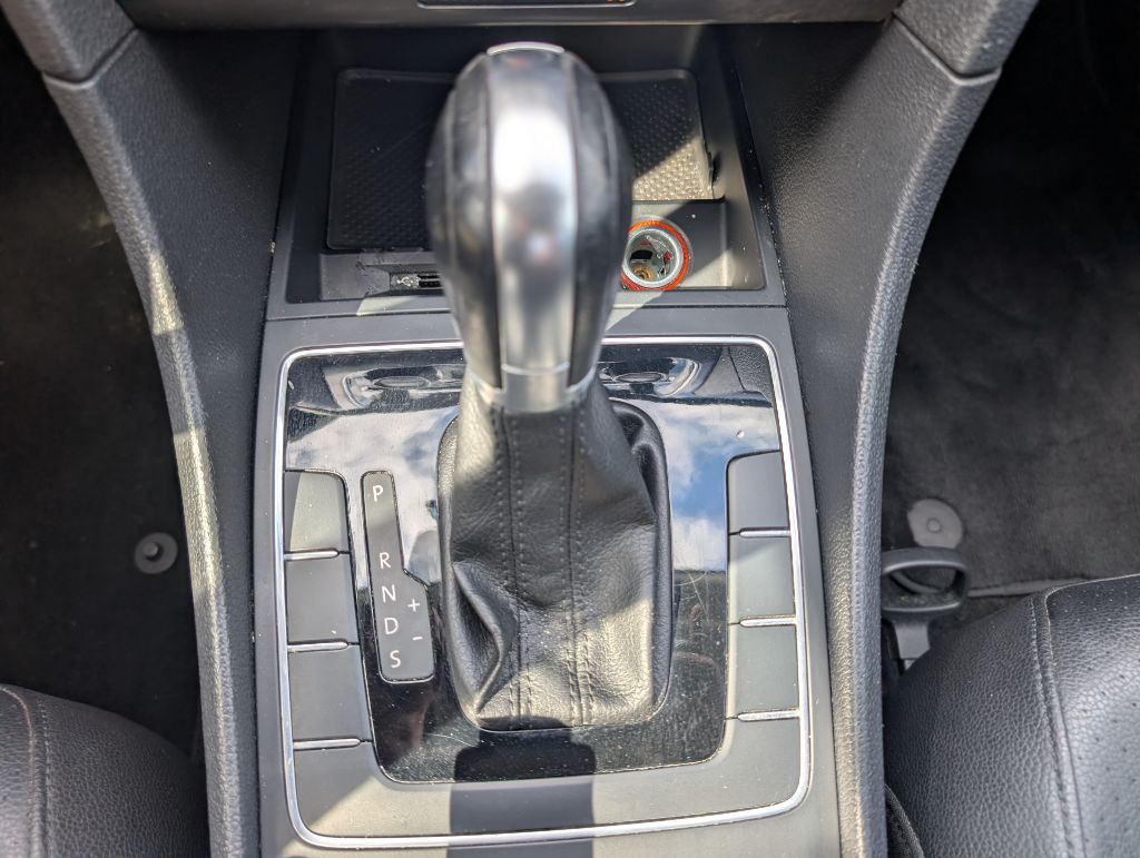 2017 Volkswagen Passat Image 36