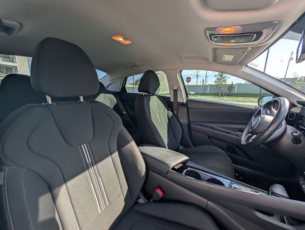 2022 Hyundai Elantra Image 25