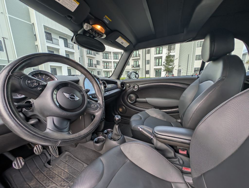 2015 MINI Cooper Image 28