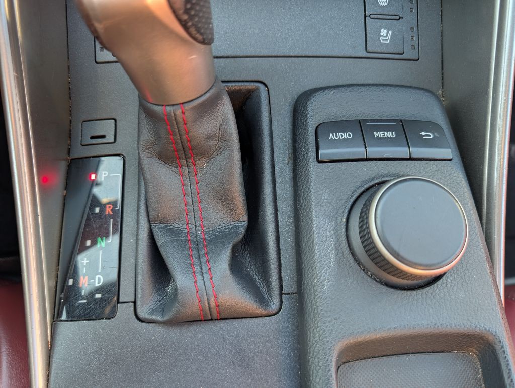 2015 Lexus IS Image 40