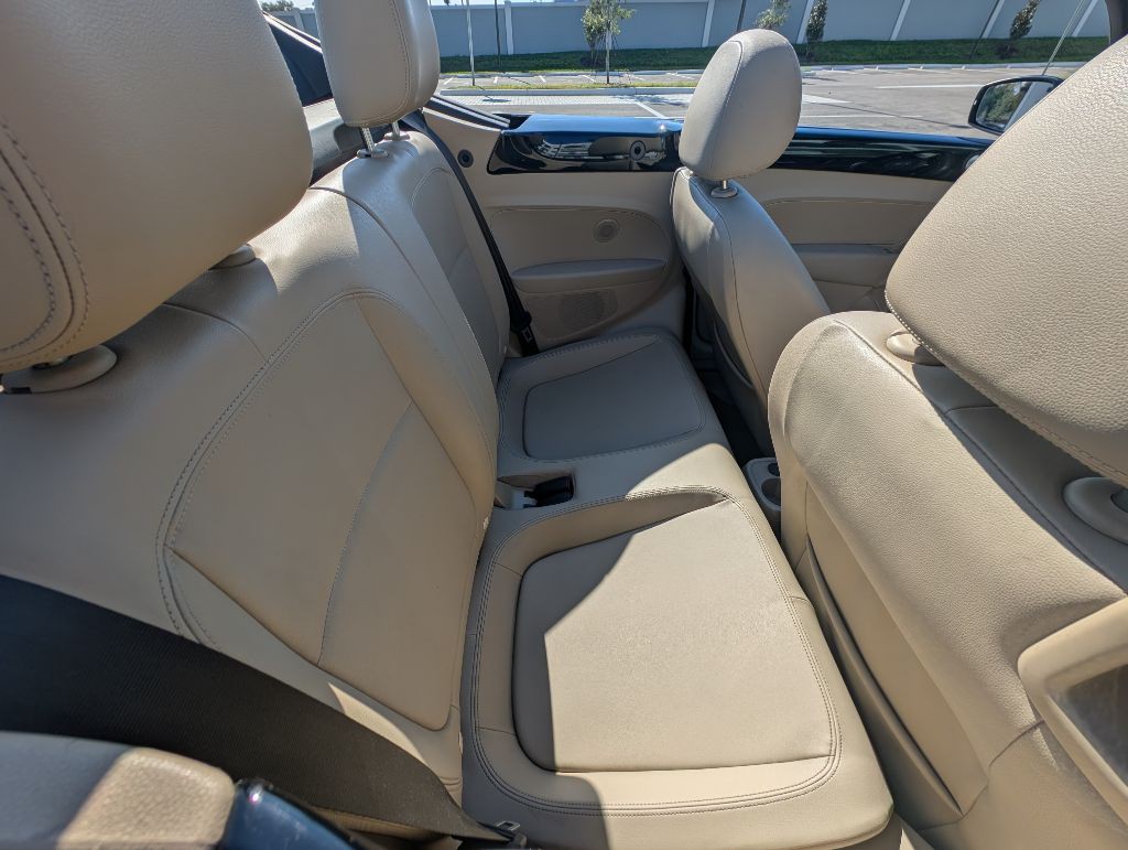2013 Volkswagen Beetle Image 24